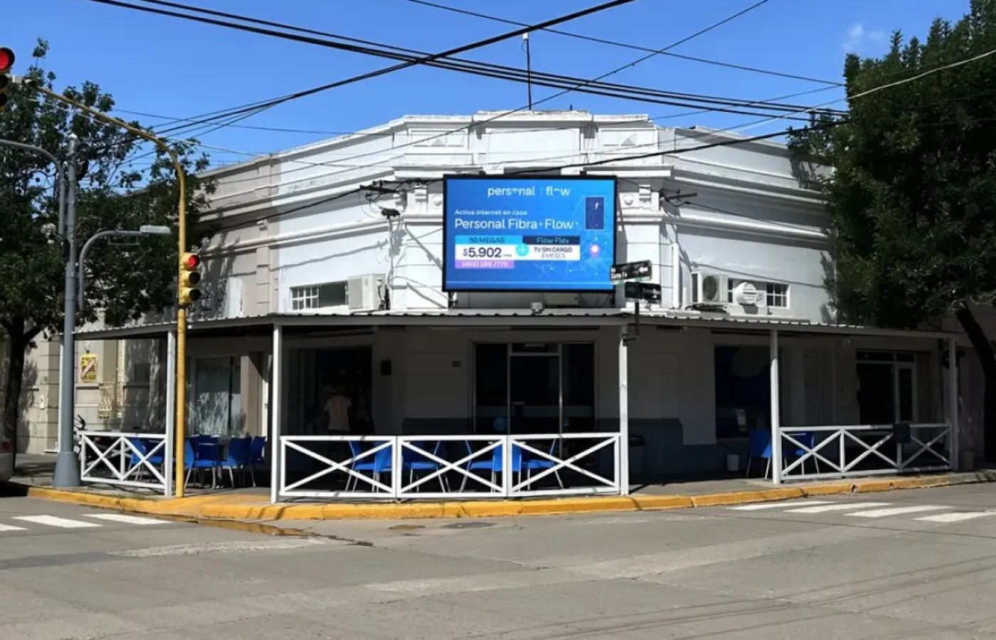 Pantalla LED propia de FOCUS+ en la esquina de Av. Santa Fe y Entre Ríos, en Firmat, Santa Fe