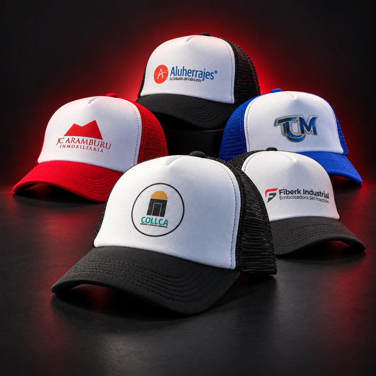 Gorras personalizadas con logos de clientes reales, producción de FOCUS+
