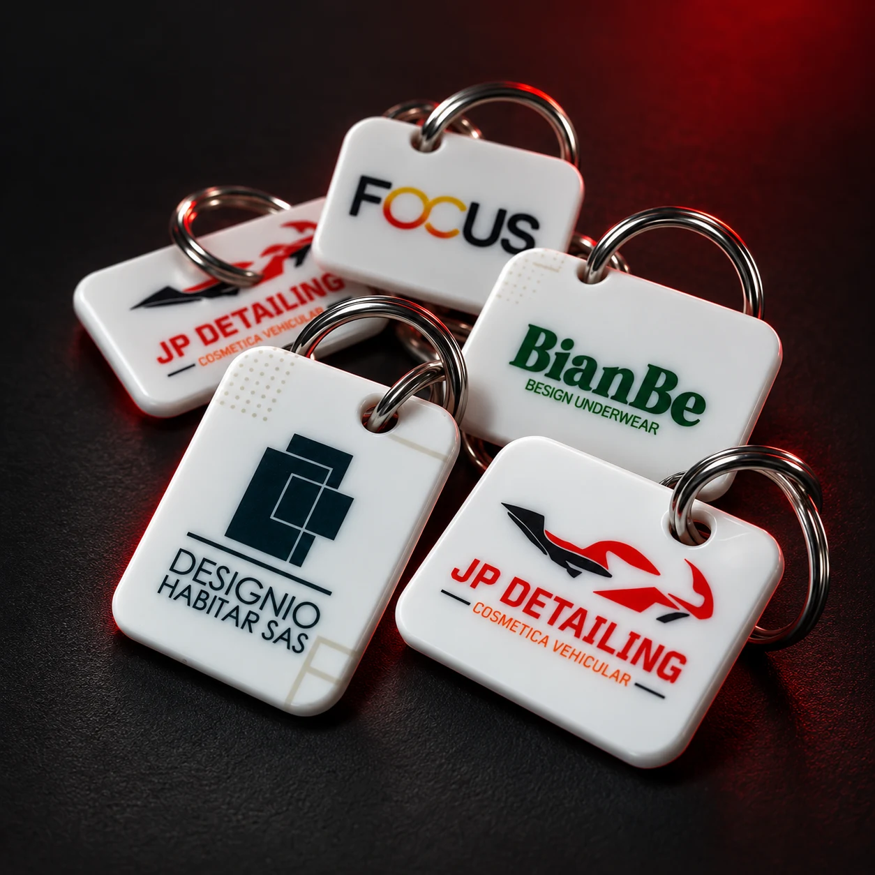 Llaveros personalizados con logos de clientes reales, producción de FOCUS+