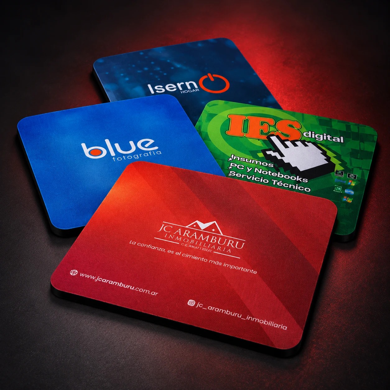 Mousepads personalizados con logos de clientes reales, producción de FOCUS+