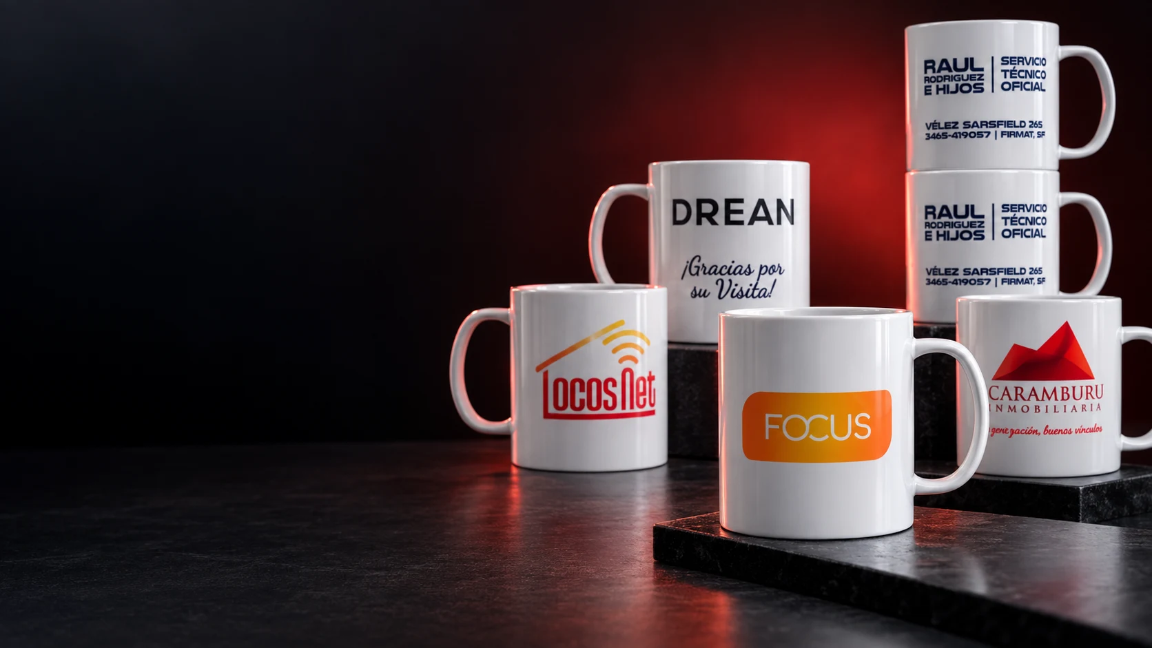 Tazas personalizadas con logos de clientes reales, producción de FOCUS+
