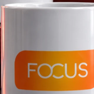 Detalle del logo aplicado sobre una taza personalizada