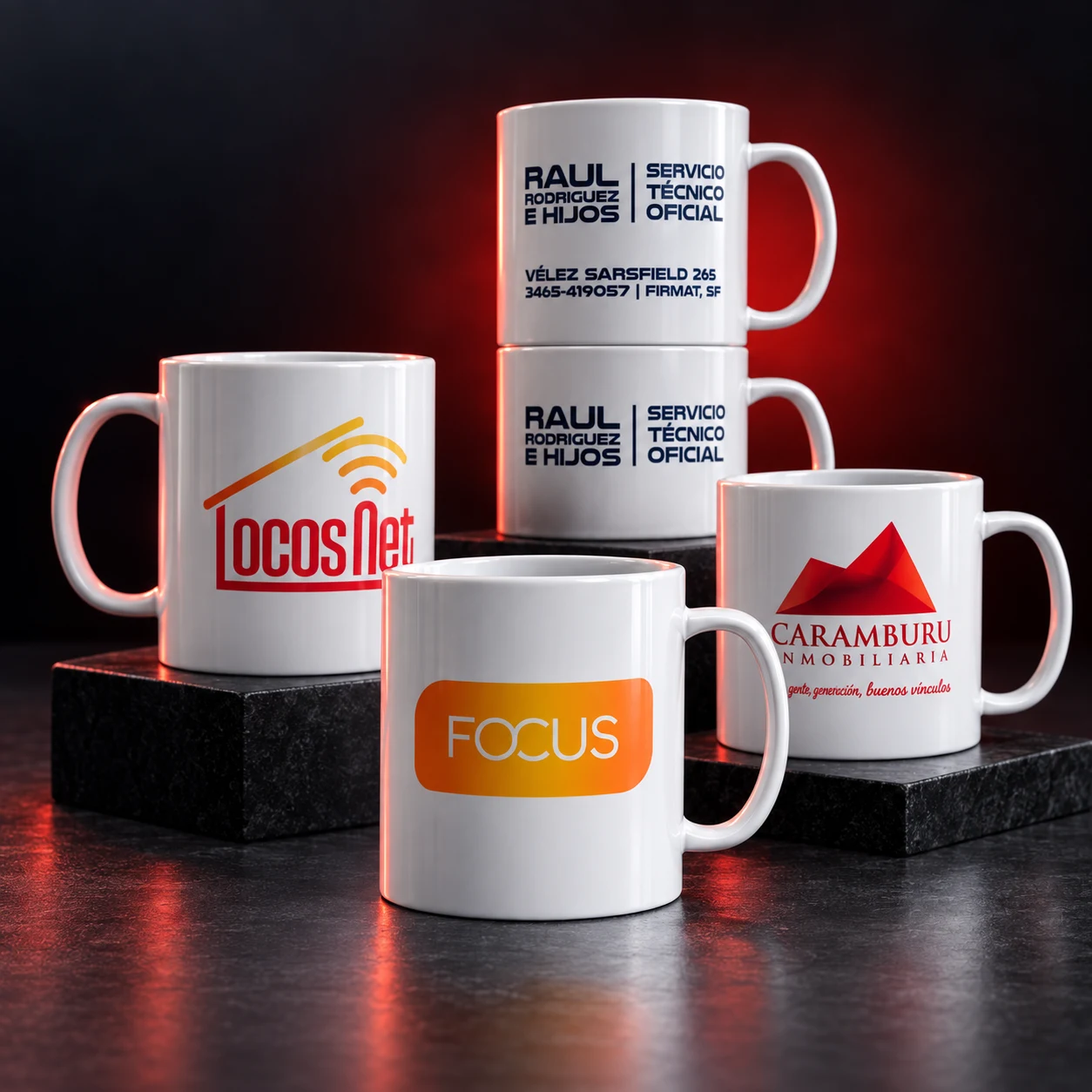 Tazas personalizadas con logos de clientes reales, producción de FOCUS+